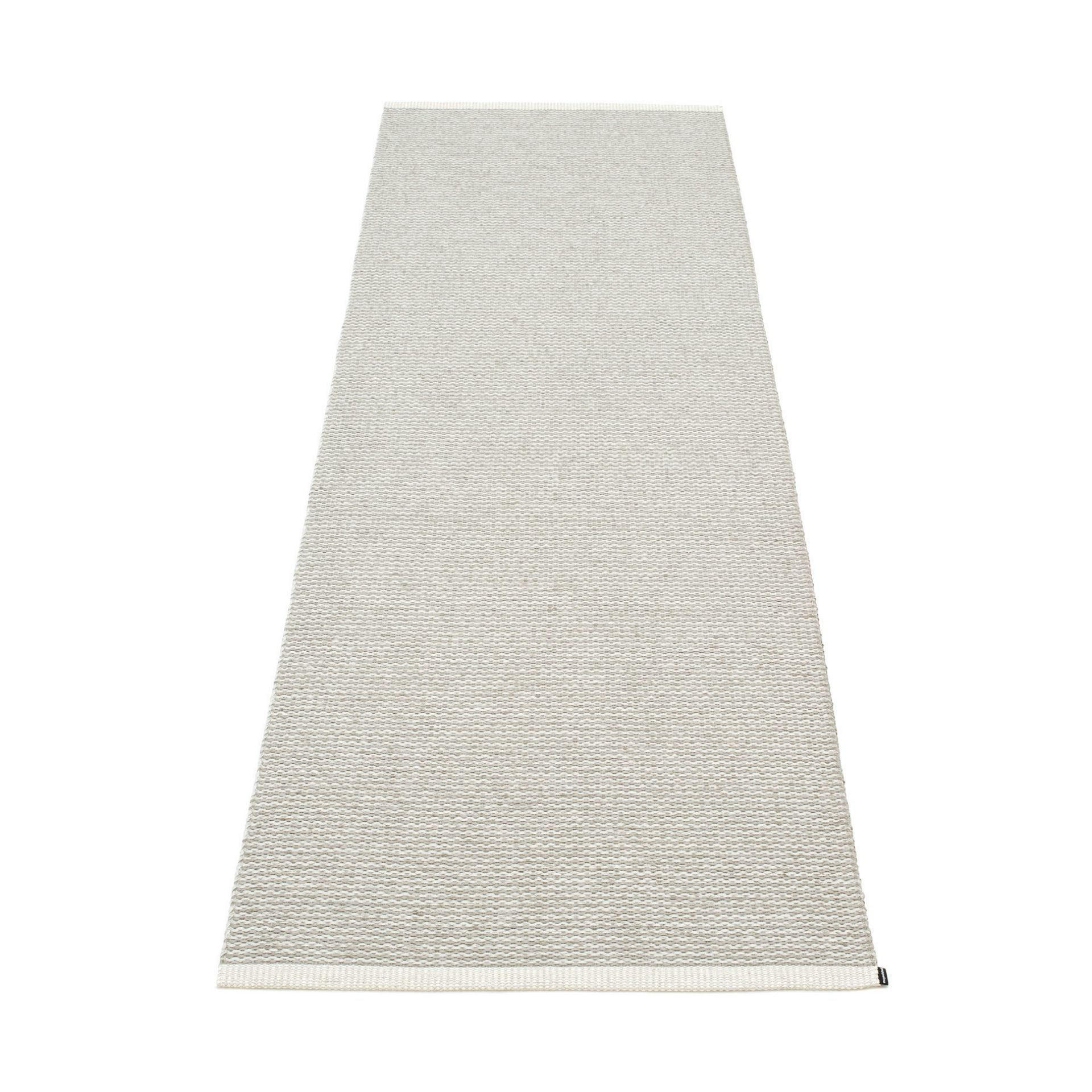 Pappelina Mono Kunststoffteppich in Fossil, 85x260 cm, detailreiche Nahaufnahme des gewebten Teppichs.